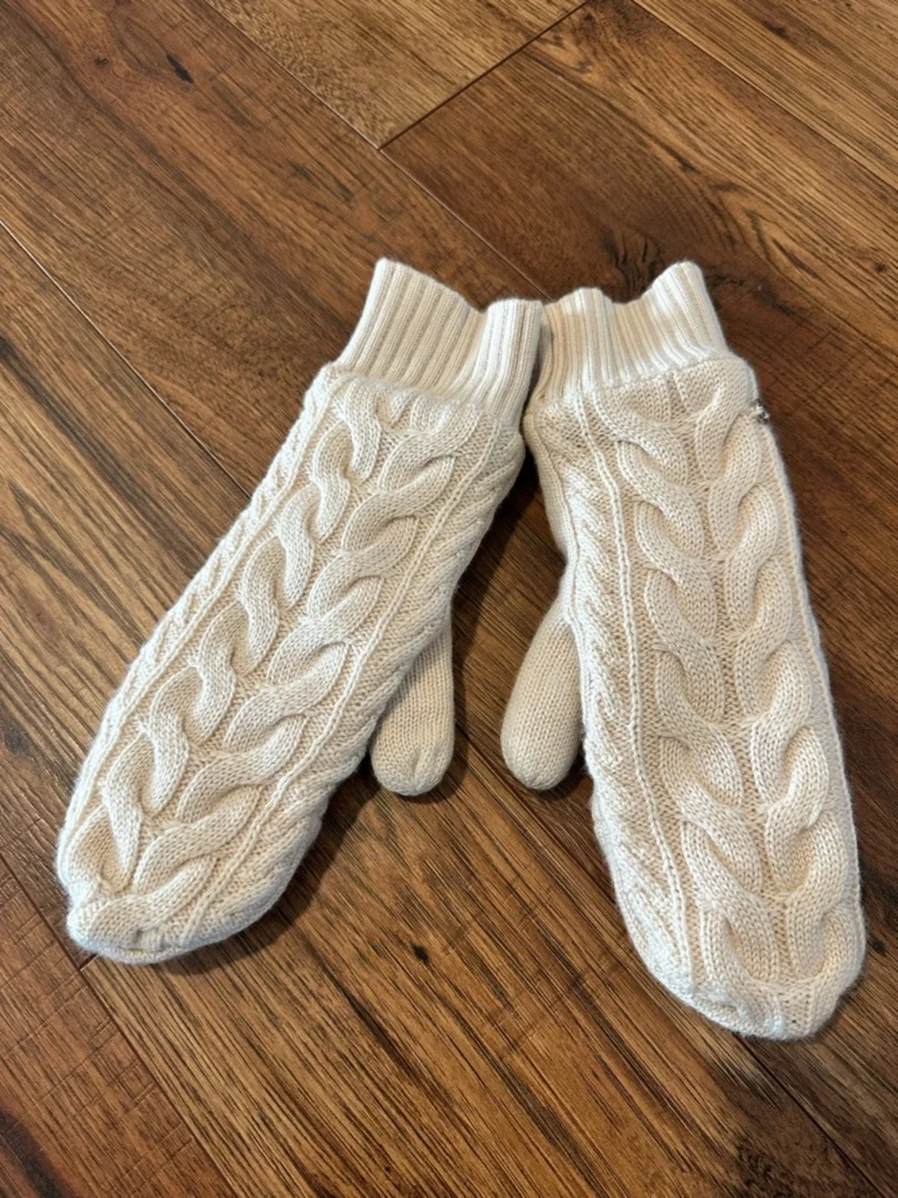 Lululemon Show Me The Sherpa Mittens Angel Wing​